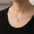 Collier pour femme chaîne ornée d'un joli pendentif pomme serti de zirconiums