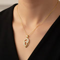 Collier pour femme chaîne ornée d'un joli pendentif entrelacé serti de zirconiums