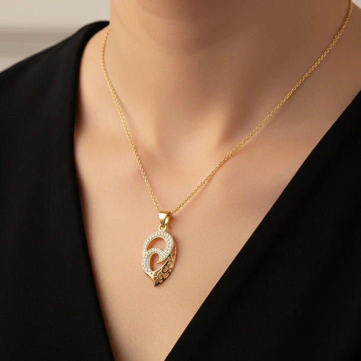 Collier pour femme chaîne ornée d'un joli pendentif entrelacé serti de zirconiums